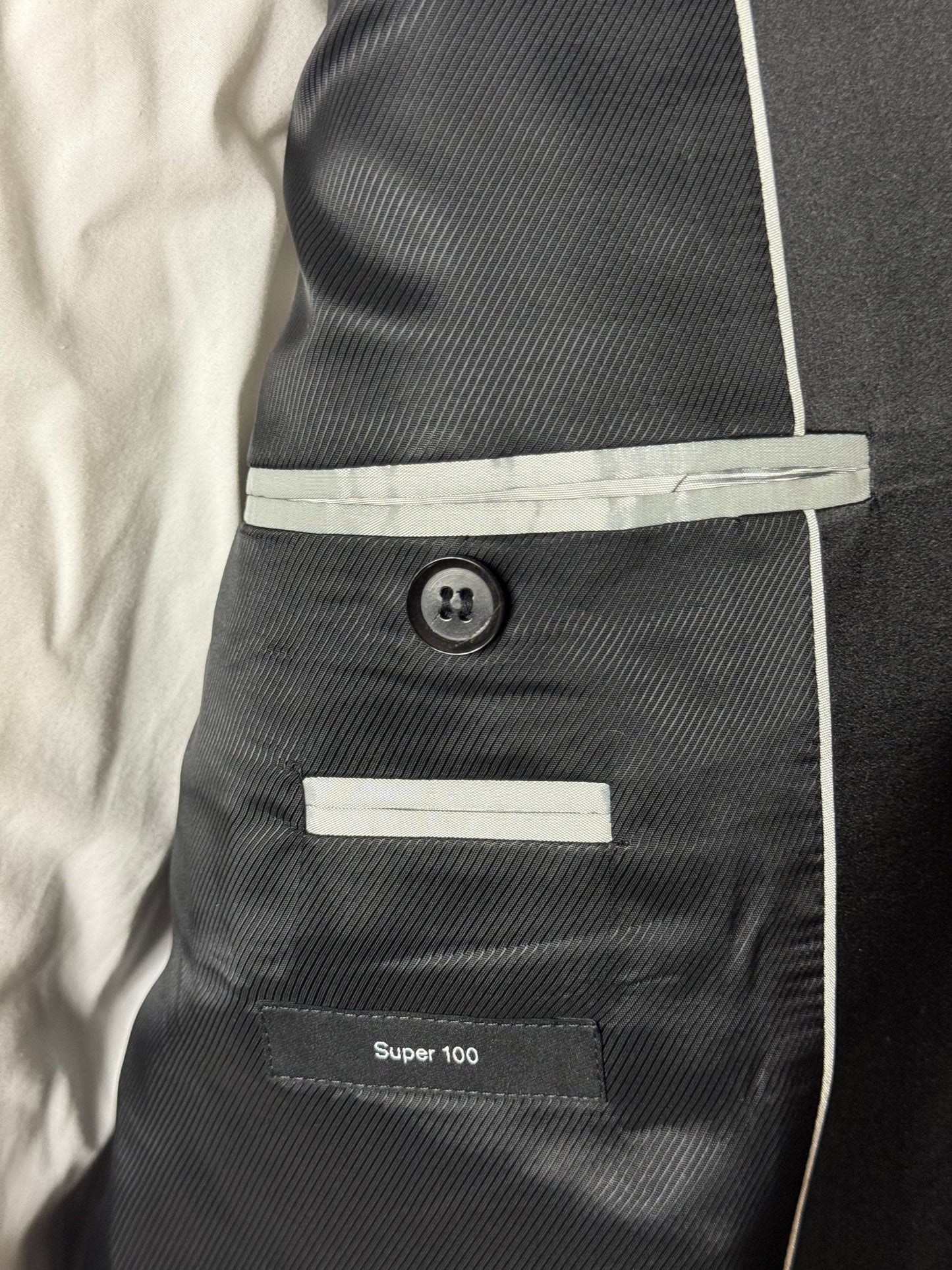 Men’s Hugo Boss Tuxedo Dinner Suit 44L / W40L Includes Cummerbund